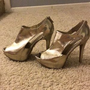 Gold open-toed Heels
